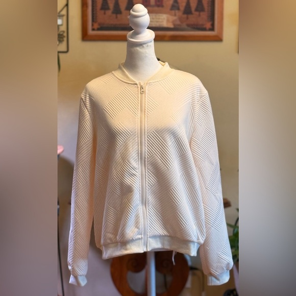 NWOT Women’s Cream Zip-Up Sweater Size L Textured Long Sleeves Polyester - Picture 1 of 14